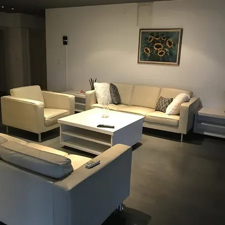 Dj *